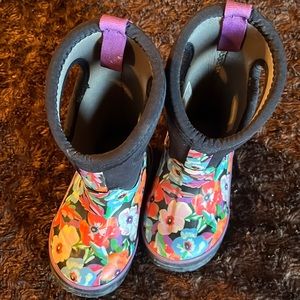 Kids Bogs winter boots. Definitely worn but LOTS of life left. Size 7 kids.